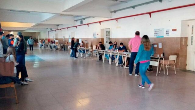 Hubo demoras en la apertura de urnas en Santiago por falta de autoridades