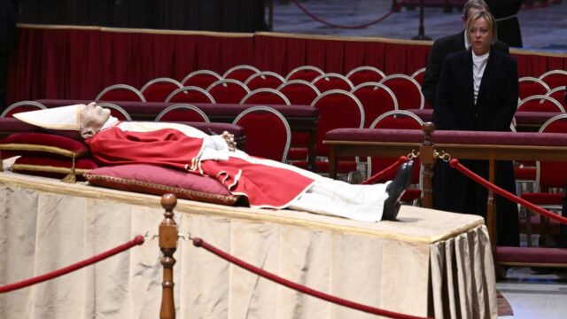 Francisco despidió a Benedicto XVI como un «pastor» que tuvo «sabiduría delicadeza y entrega»